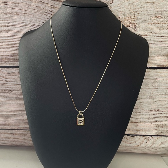 Initial necklace letter B - Picture 8 of 11